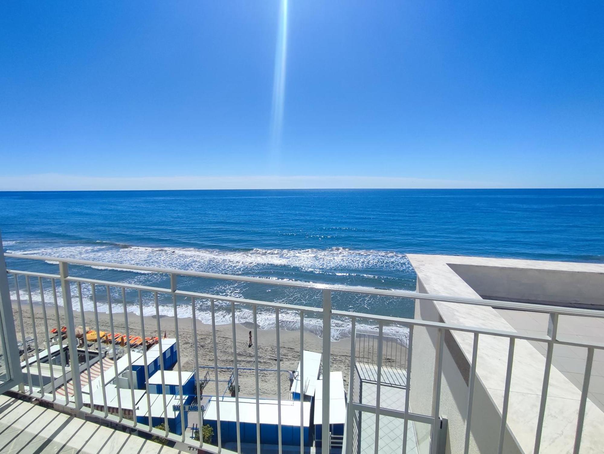 Hotel Tirreno Алассио Экстерьер фото