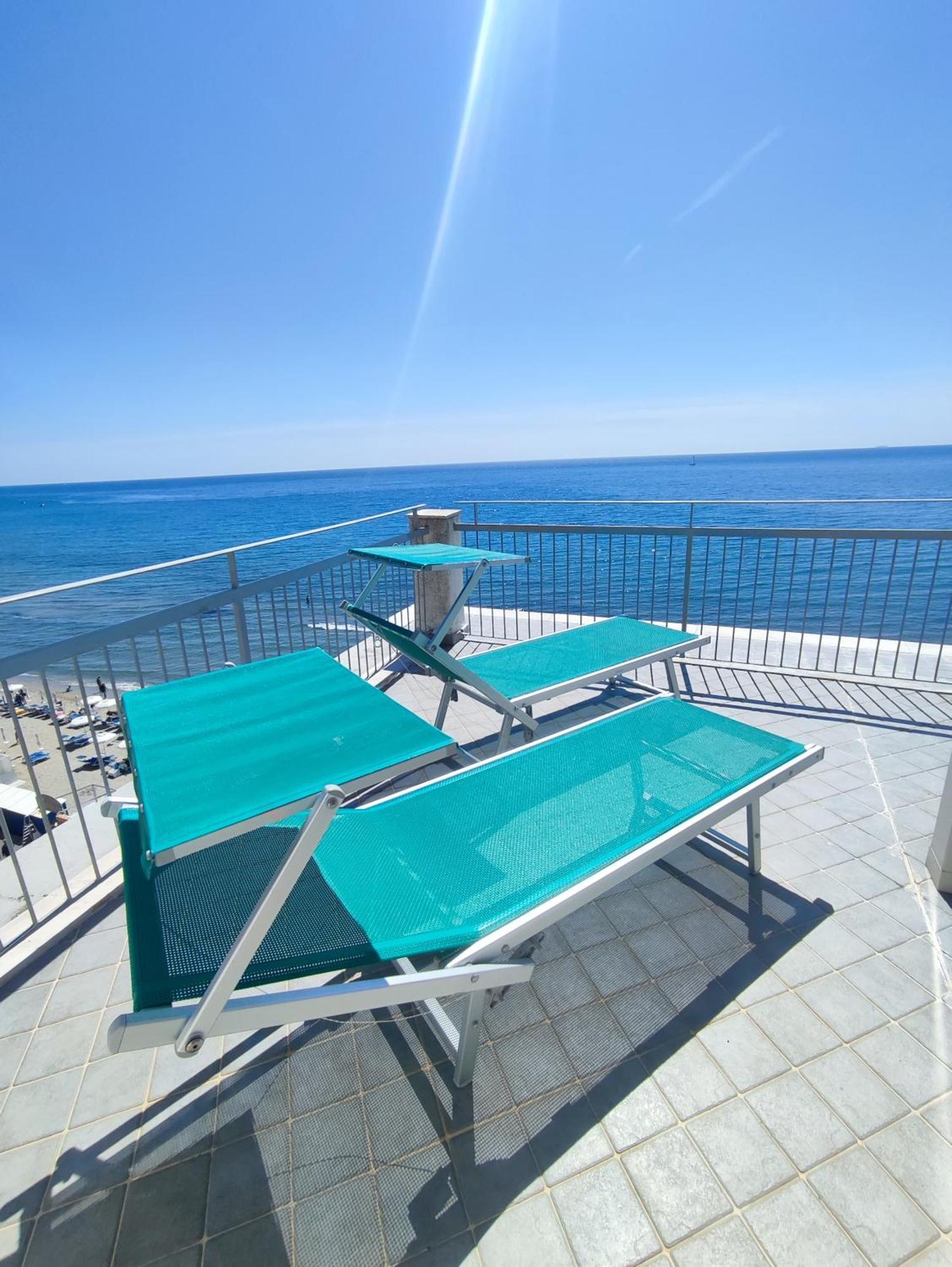 Hotel Tirreno Алассио Экстерьер фото