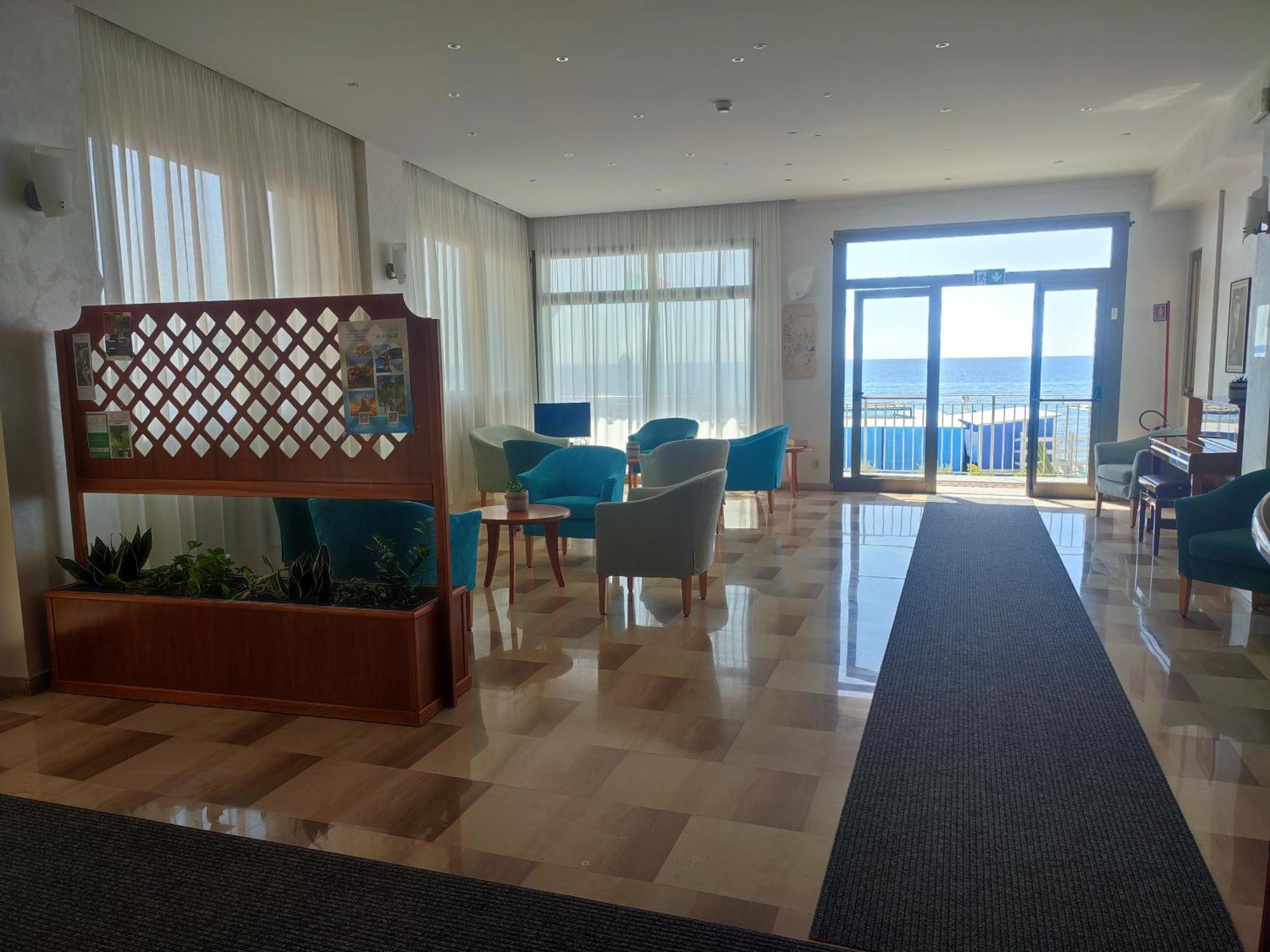 Hotel Tirreno Алассио Экстерьер фото
