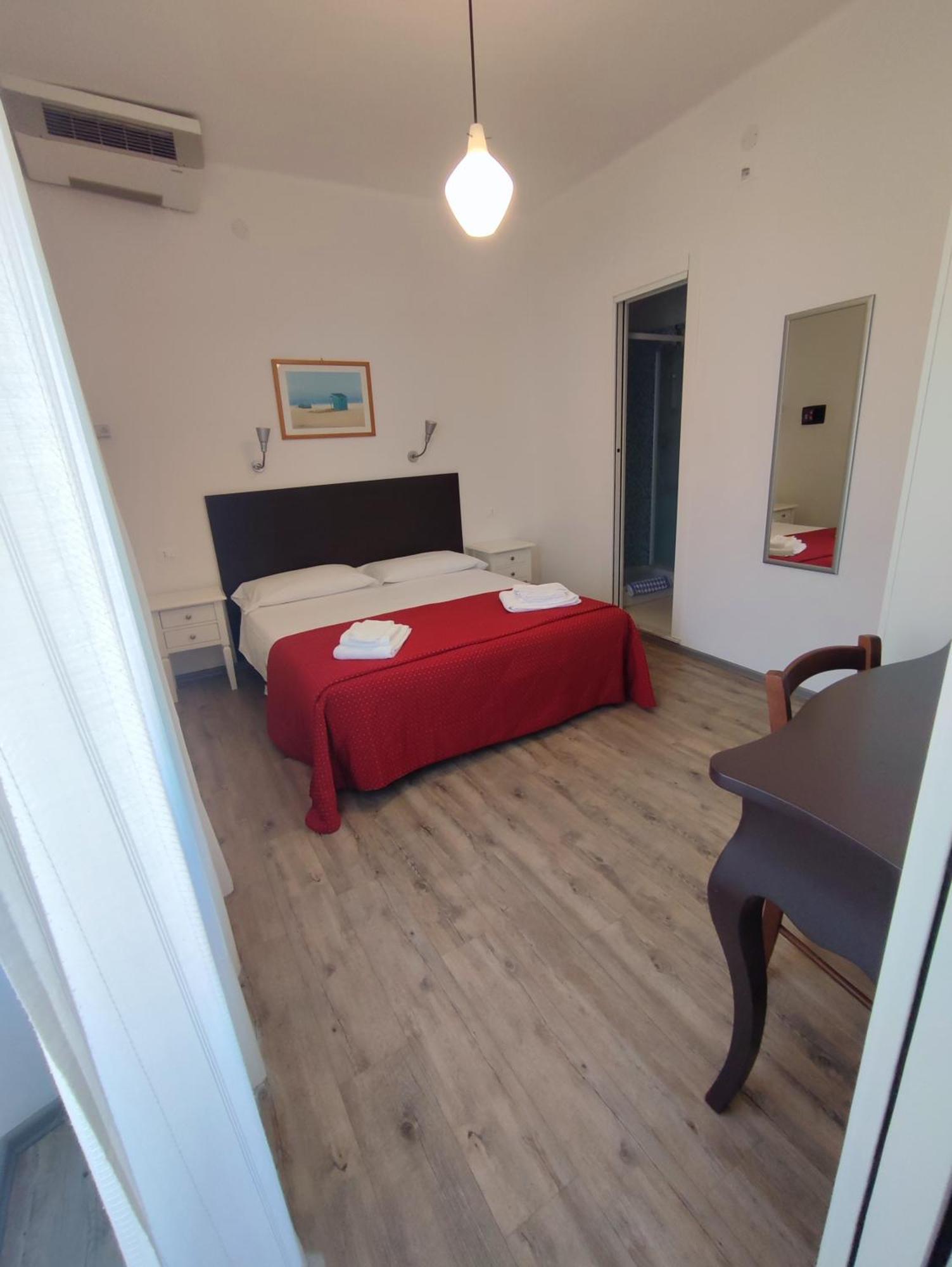 Hotel Tirreno Алассио Экстерьер фото