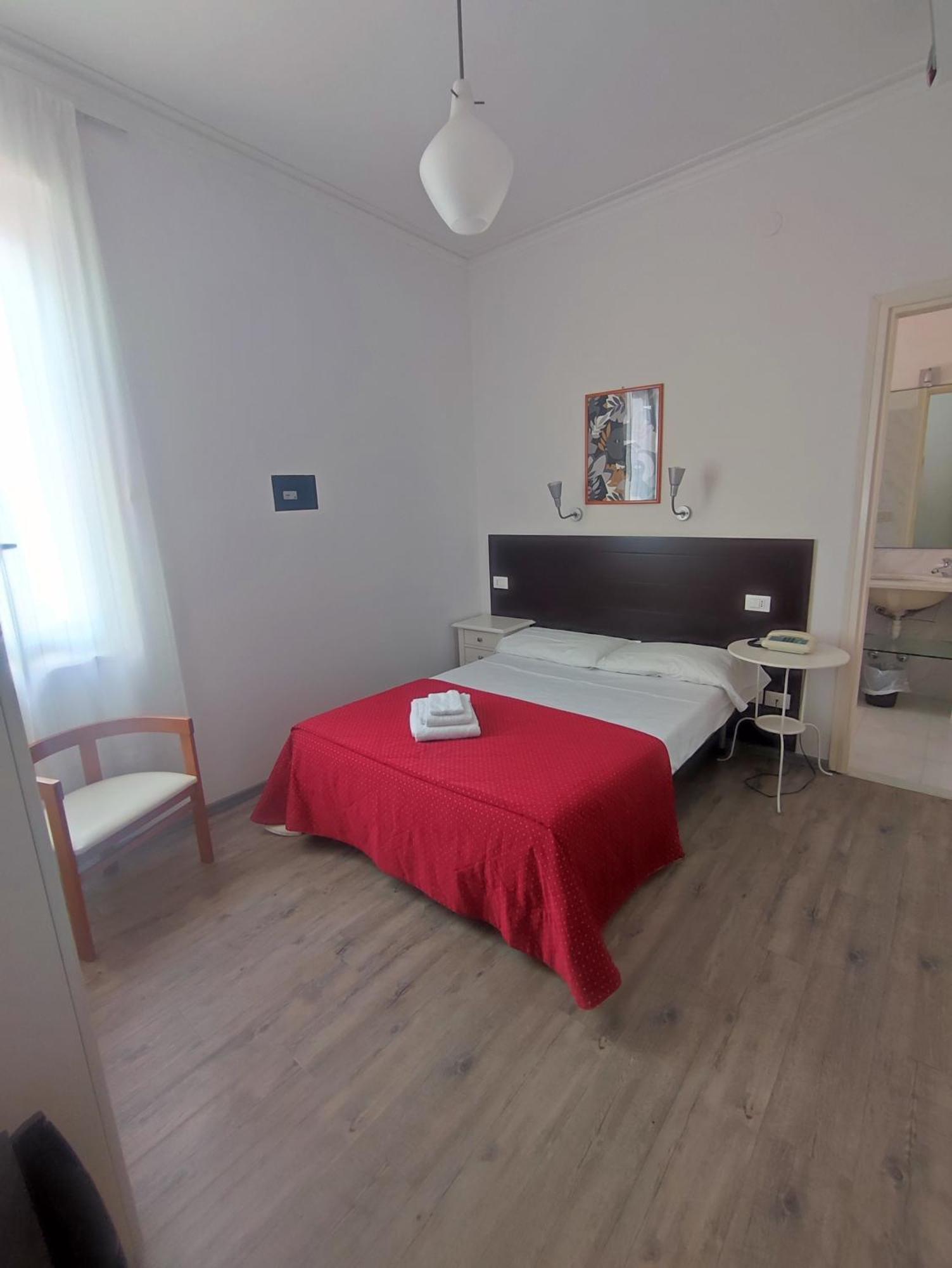 Hotel Tirreno Алассио Экстерьер фото