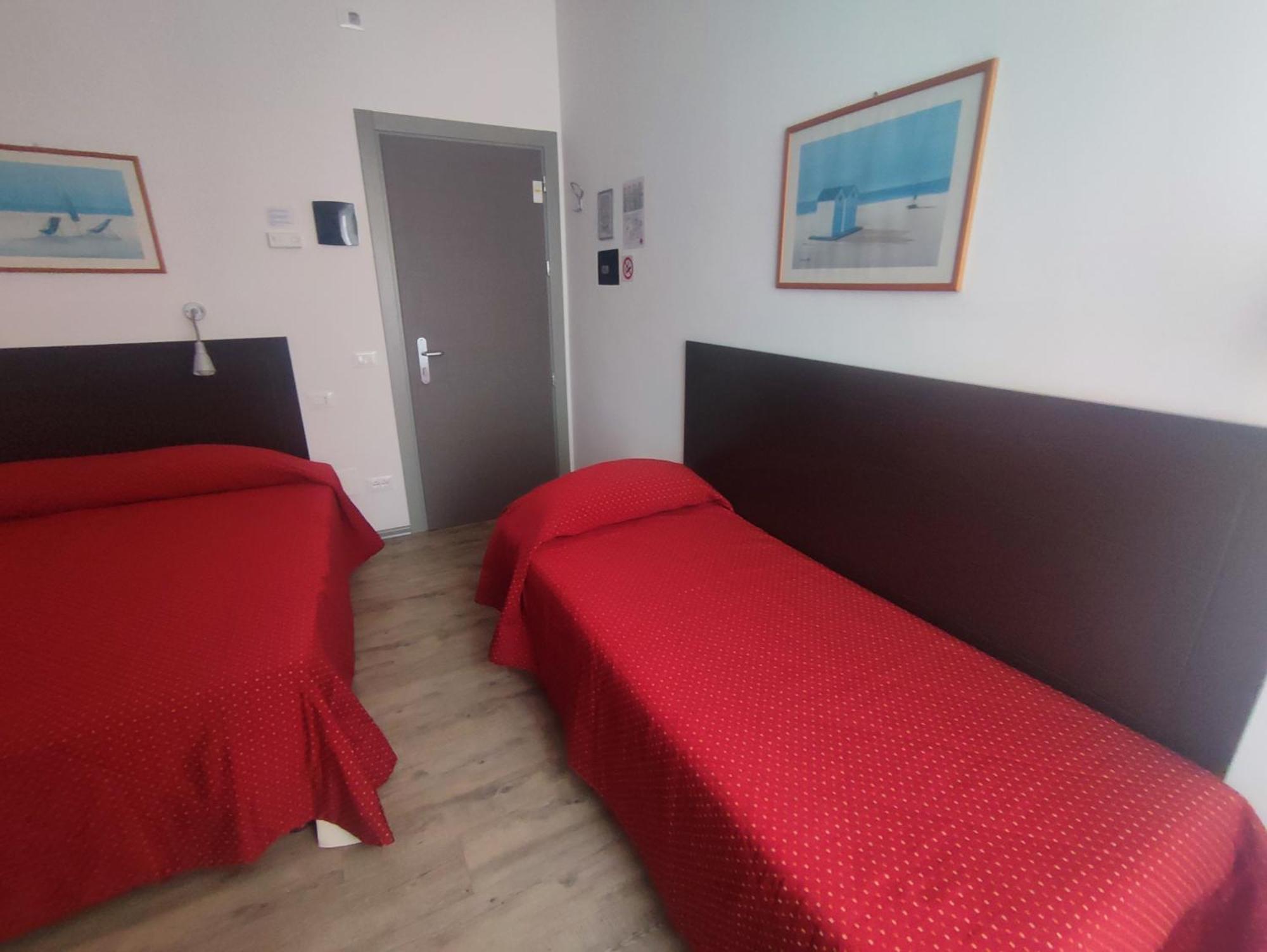 Hotel Tirreno Алассио Экстерьер фото